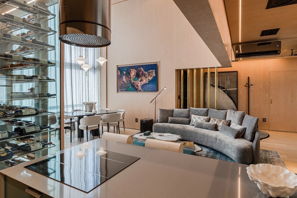Sala com sofá curvo