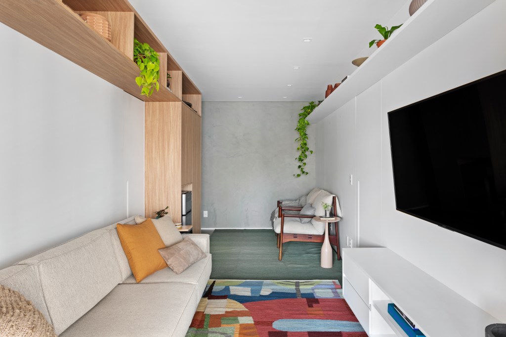 Sala de estar integrada com tapete colorido