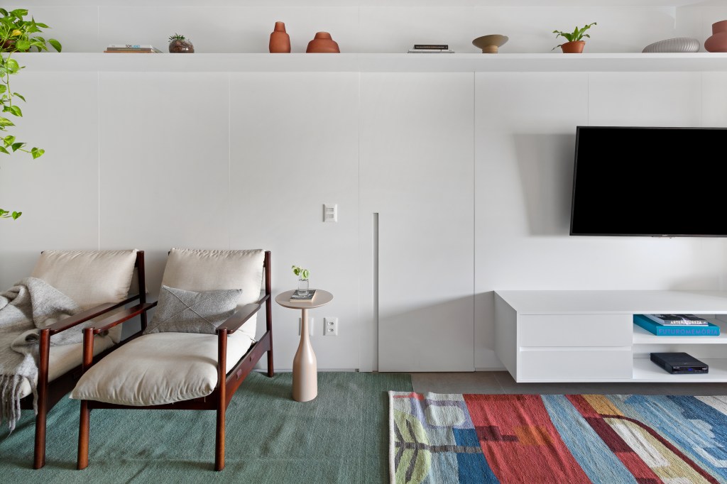 Sala de estar com tapete colorido