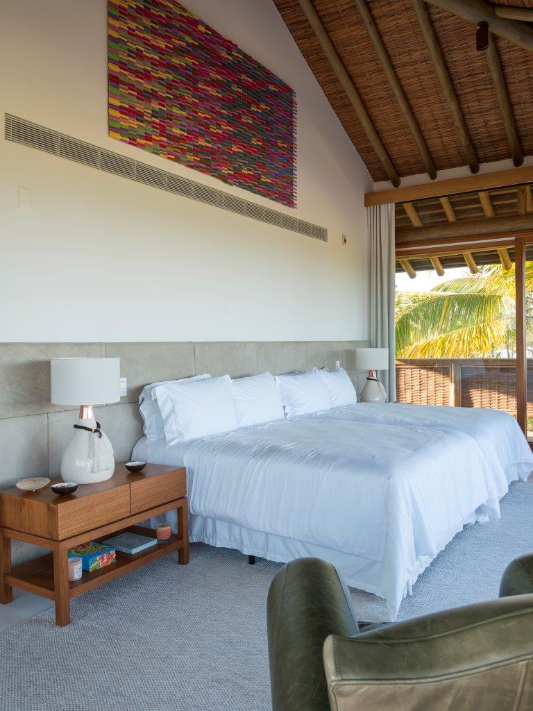 Quarto de casal em casa em Trancoso com cabeceira de madeira