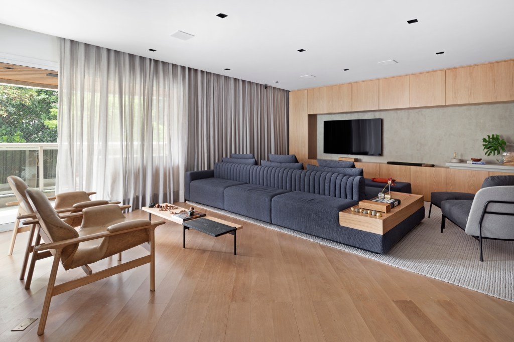 Sala de estar com base neutra e detalhes em azul e cinza
