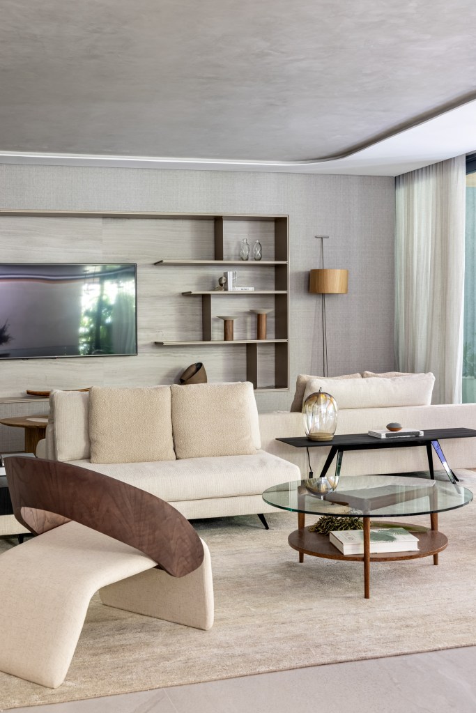 Sala de estar com sofá branco e décor neutro