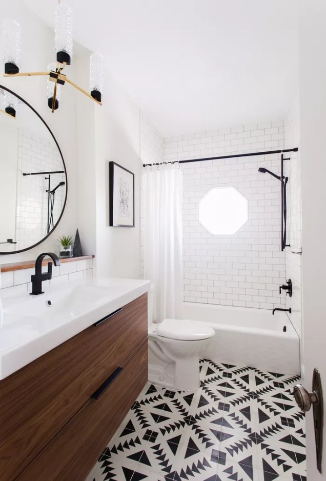 Quer um visual atraente que seja de cara o ponto focal do seu banheiro? Este design gráfico em preto e branco da Erin Williamson Design é uma ótima solução para atualizar o banheiro e dar-lhe uma aparência totalmente nova. Mesmo que você atualize apenas o piso ou o backsplash, um azulejo ousado como este transformará seu espaço.