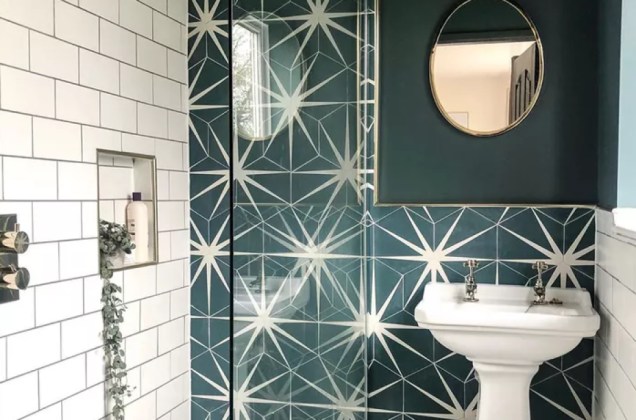 Os banheiros costumam ser um ótimo lugar para experimentar novos padrões e estilos em sua casa. Este banheiro da ck_homestyle apresenta maravilhosos azulejos de parede aqua starburst que vão bem com o tradicional chuveiro de metrô e o piso de ladrilhos penny.