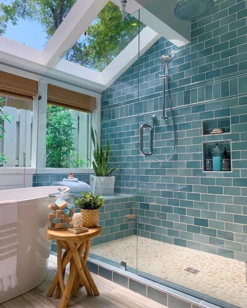 Confira este lindo banheiro da gracecottagehhi que apresenta um maravilhoso azulejo de metrô inspirado no mar, combinado com um piso de seixos para dar aquela vibe litorânea que amamos. Se você tiver a sorte de ter uma claraboia tão maravilhosa em seu banheiro, terá luz natural suficiente para evitar que os azulejos coloridos pareçam muito escuros.