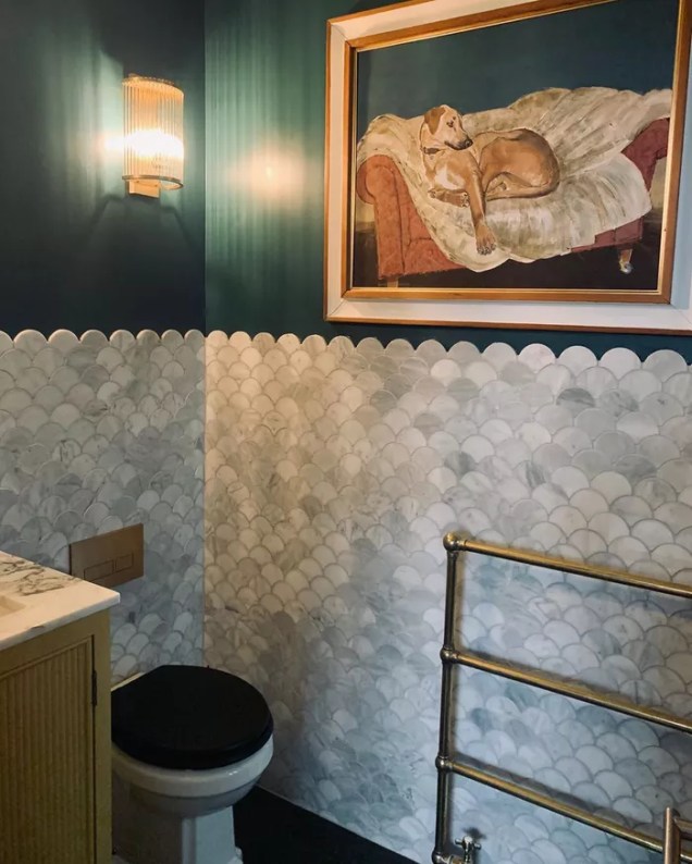 Dê uma olhada neste banheiro retratado por indiaholmslice, que apresenta uma parede de azulejos em forma de vieiras. Adoramos usar ladrilhos recortados em qualquer lugar para onde você queira chamar atenção. Eles são únicos e visualmente atraentes e você pode optar por uma cor mais neutra, como este cinza perolado, ou algo mais inspirado em sereias e mar.