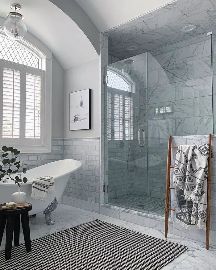 Banheiro com azulejos de mármore