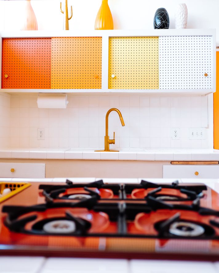 Cozinha com detalhes em vermelho, laranja e amarelo