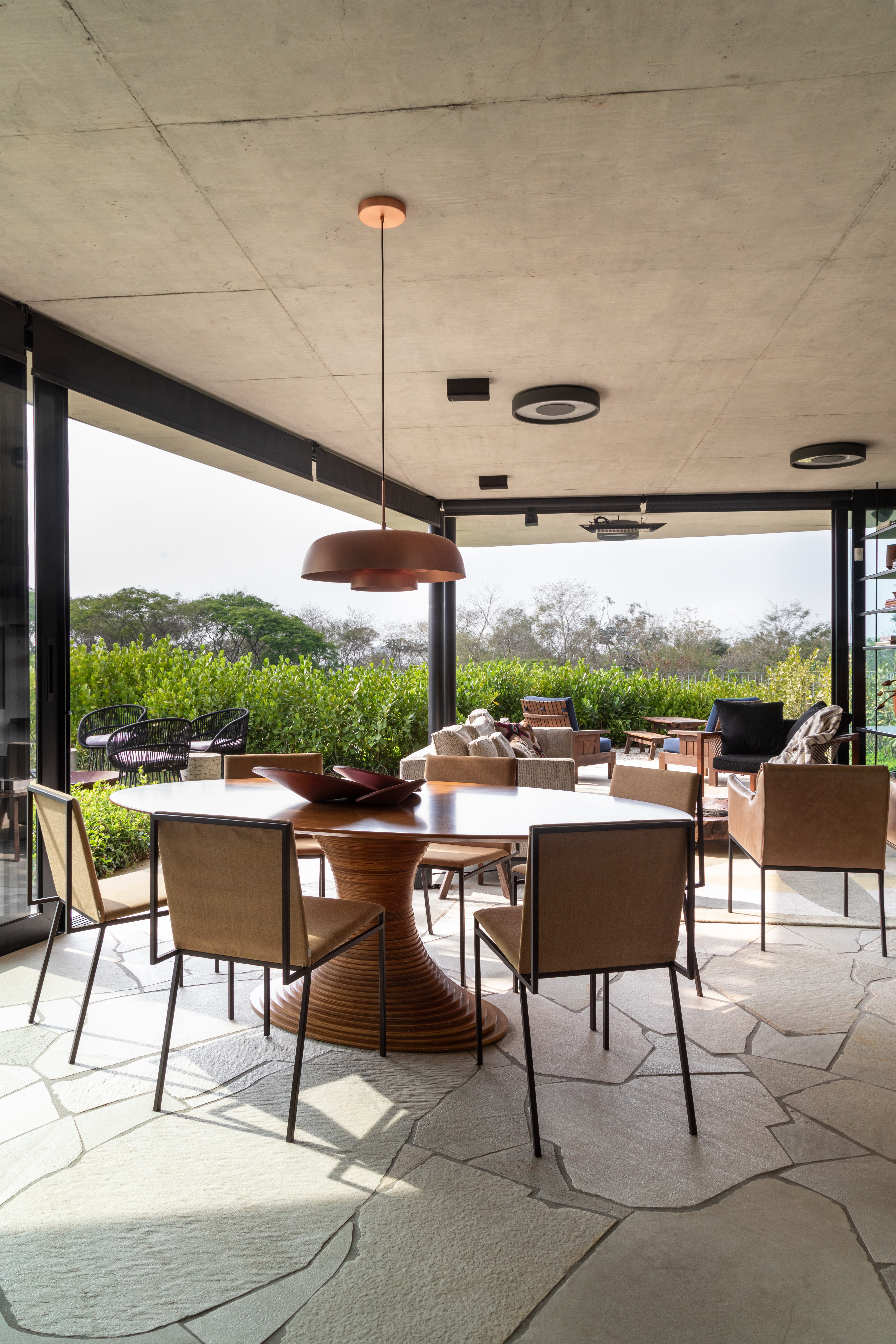 Design brasileiro inspira projeto desta casa de 380 m² no interior de SP