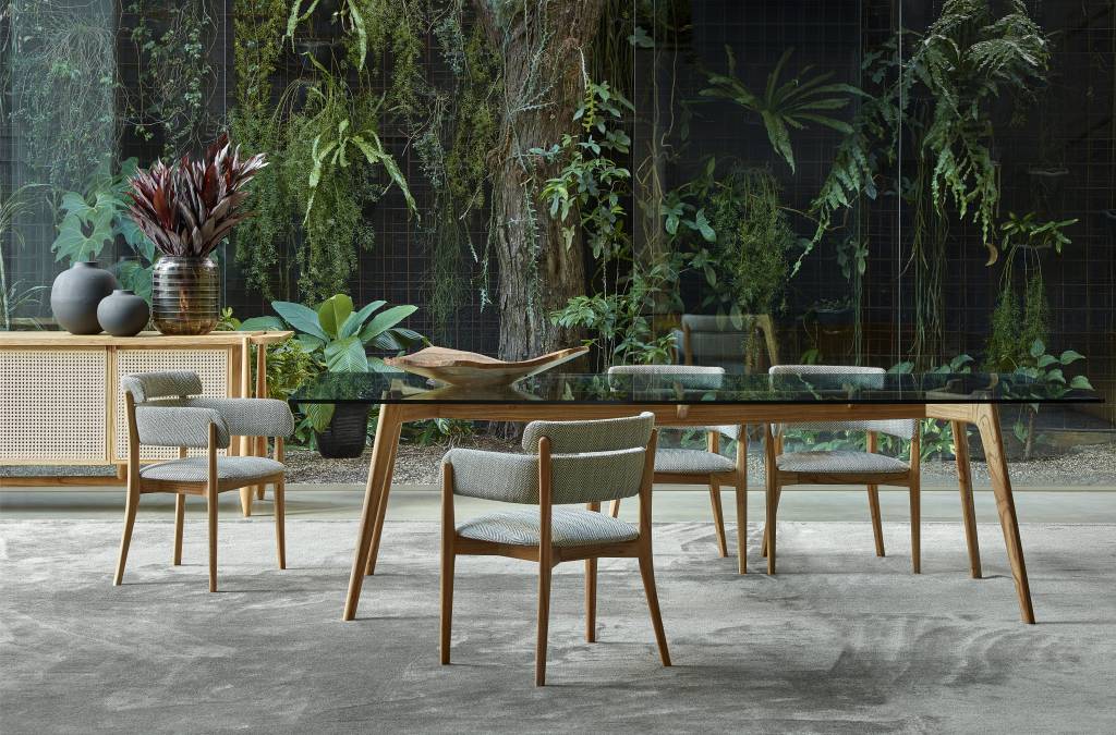 4-dicas-para-escolher-a-mesa-de-jantar-ideal-para-sua-casa-Líder-Interiores-móveis-decoração-design-cadeiras Mesa ao ar livre sobre um chão de concreto queimado, pés da mesa e das cadeias em madeira, mesa com tampo de vidro.