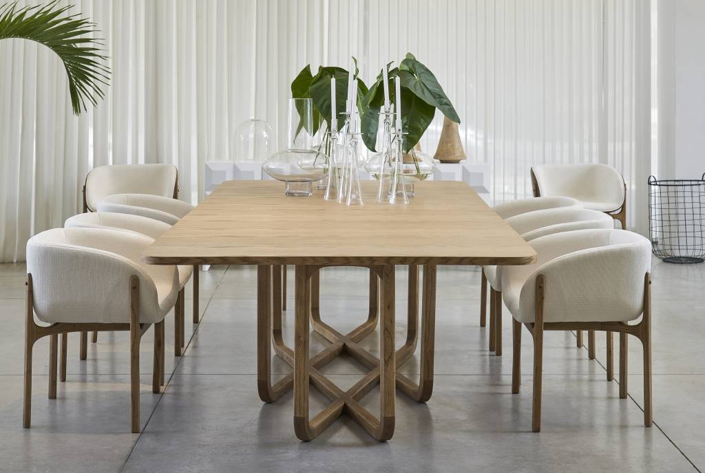 4-dicas-para-escolher-a-mesa-de-jantar-ideal-para-sua-casa-Líder-Interiores-móveis-decoração-design Mesa de jantar de madeira, com quatro cadeiras brancas com pés de madeira.