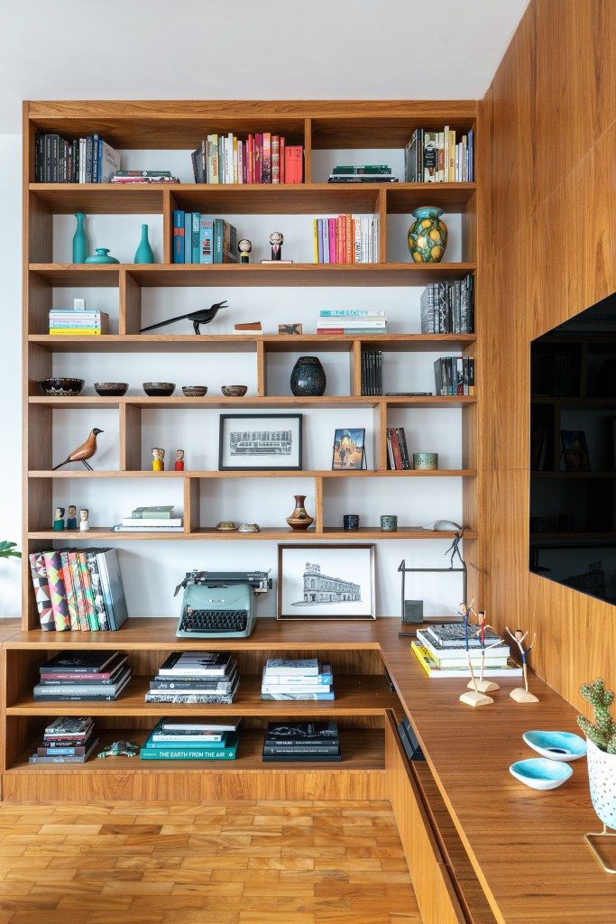 Estante com livros e peças de valor afetivo