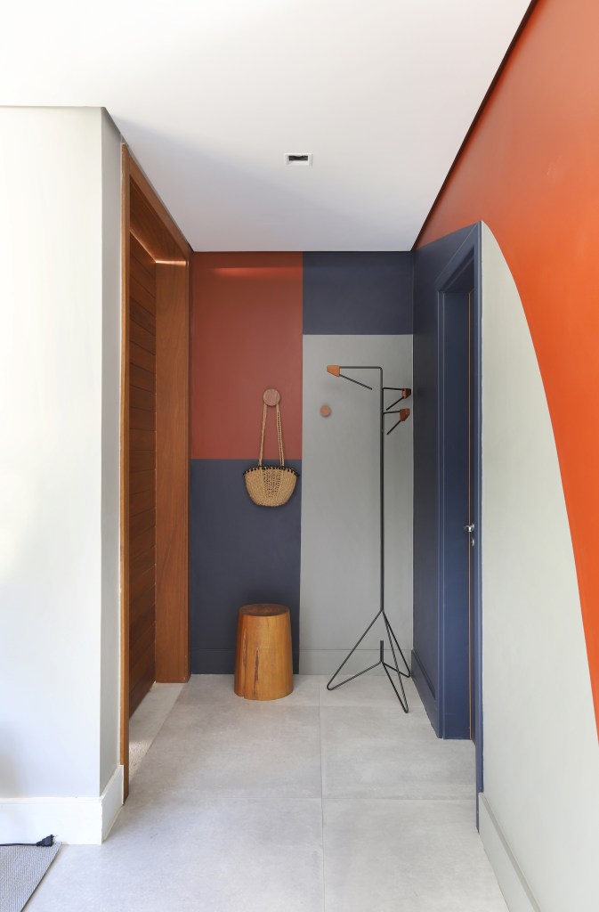 Hall de entrada com detalhes geométricos coloridos