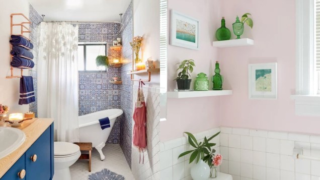 Adicione mosaicos nas paredes que cercam sua banheira ou chuveiro para criar uma exibição artística. / Um par de prateleiras montadas na parede transformam um canto de banheiro apertado em uma cena de armazenamento.