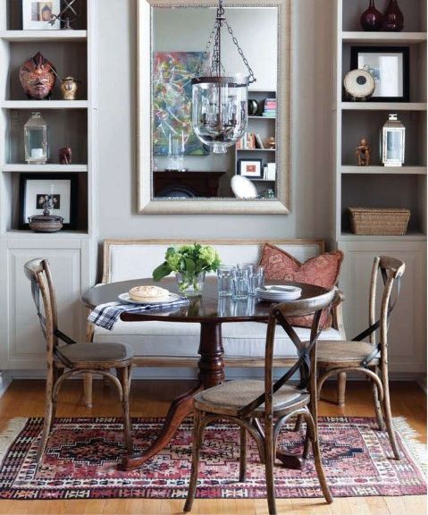 77-inspirações-de-salas-de-jantar-pequenas-digsdigs-decoração-móveis-mesas (38) Sala de estar com mesa quadrada de madeira, três cadeiras de madeira também, acolchoadas. Na quarta extremidade da mesa, um banco de dois lugares, branco, acolchoado.