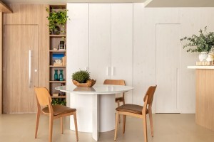 8-maneiras-simples-deixar-casa-confortavel-aconchegante-landhi-gabriel-magalhaes-arquitetura-05-sala-madeira-jantar-mesa-cadeira