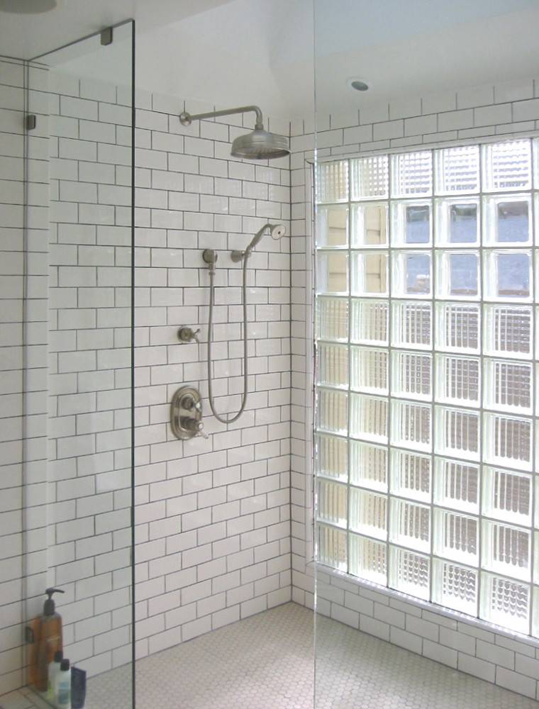 Banheiro com blocos de vidro