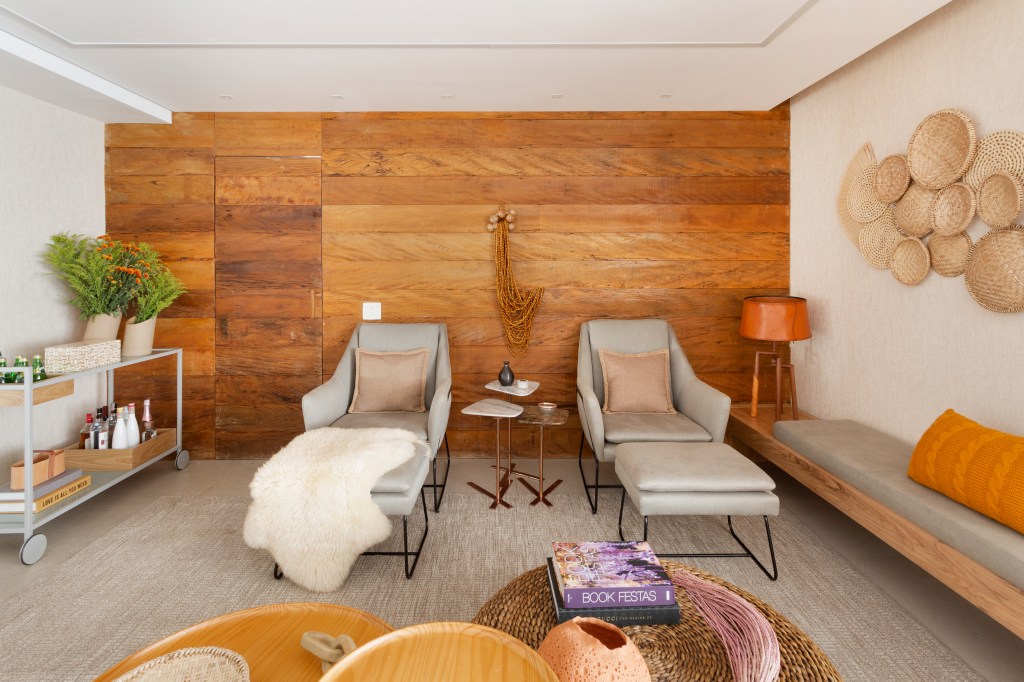 Sala de estar com painel de madeira
