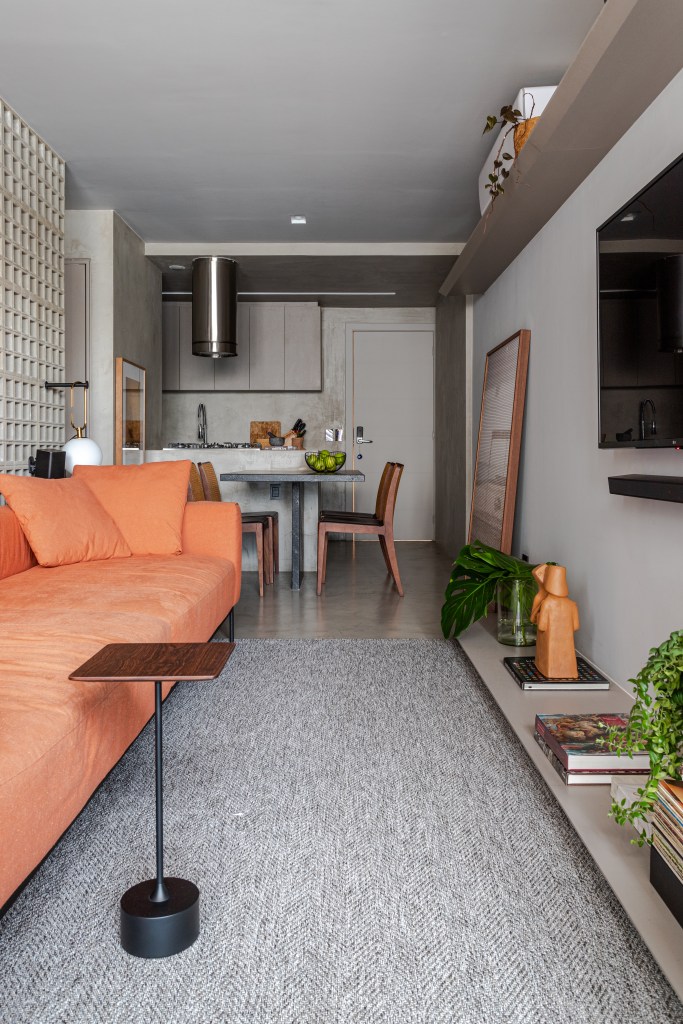 Sala integrada com cozinha e de paleta cinza