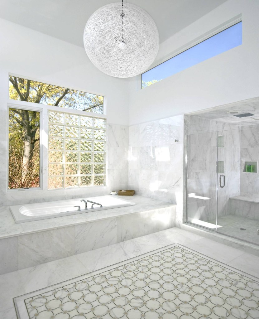 Banheiro com parede de blocos de vidro