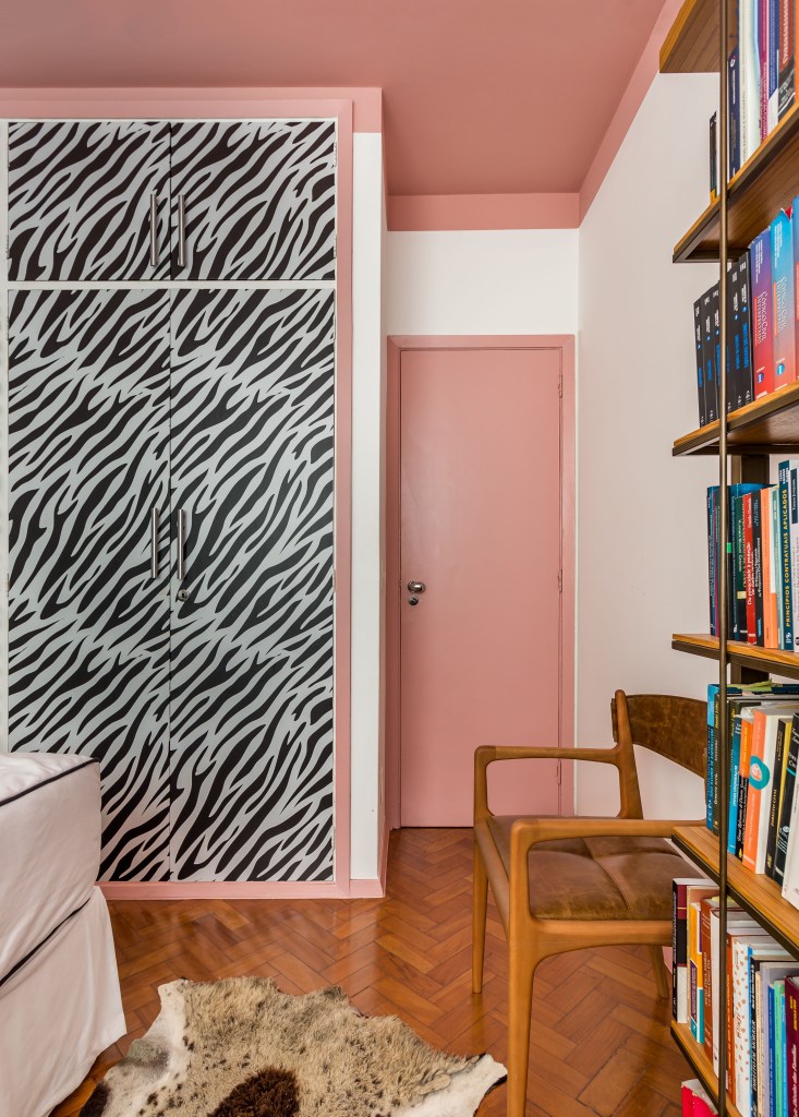 Parede com papel de parede estampado com padrão zebra