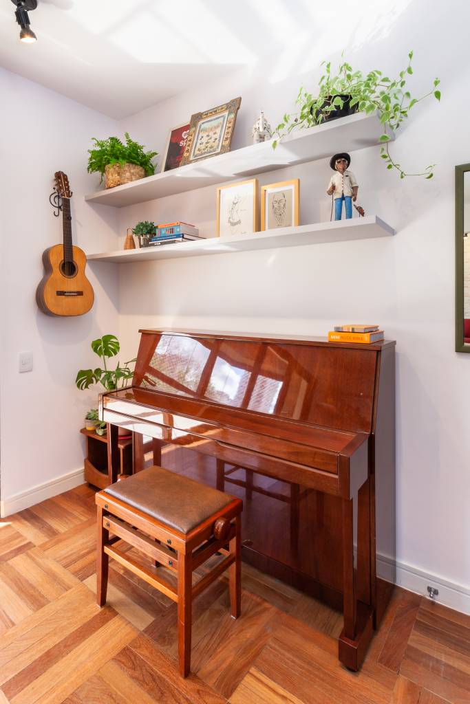 Bons-motivos-para-apostar-no-uso-de-móveis-antigos-Julia-Ribeiro-vintage-decoração (2) Quarto com piano vertical de madeira clara.