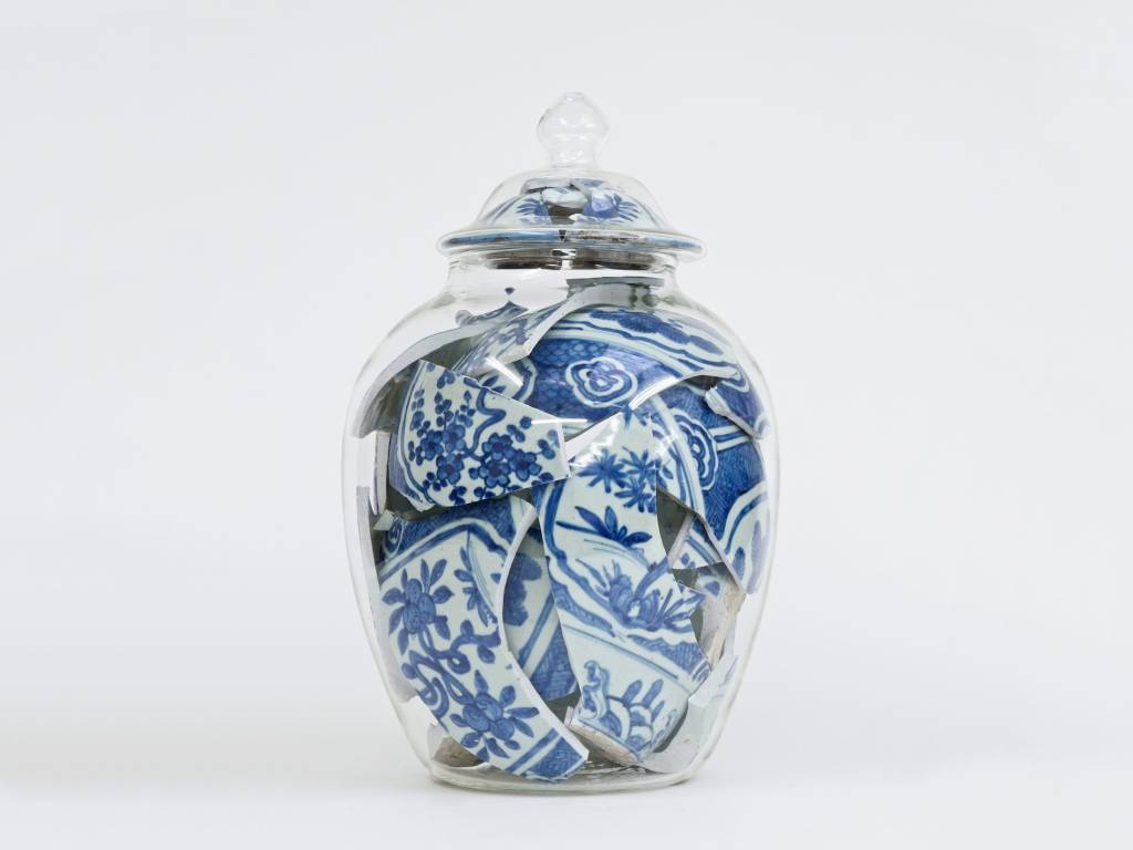 Bouke-de-Vries_Cover-obras-arte-ceramica-quebrada-hashtaglegend Vaso transparente preenchido por grandes cacos de um vasos de cerâmica estampado.