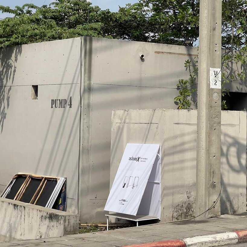 Plataforma acima do nível da calçada, coberta por uma tenda fixada em uma mureta.