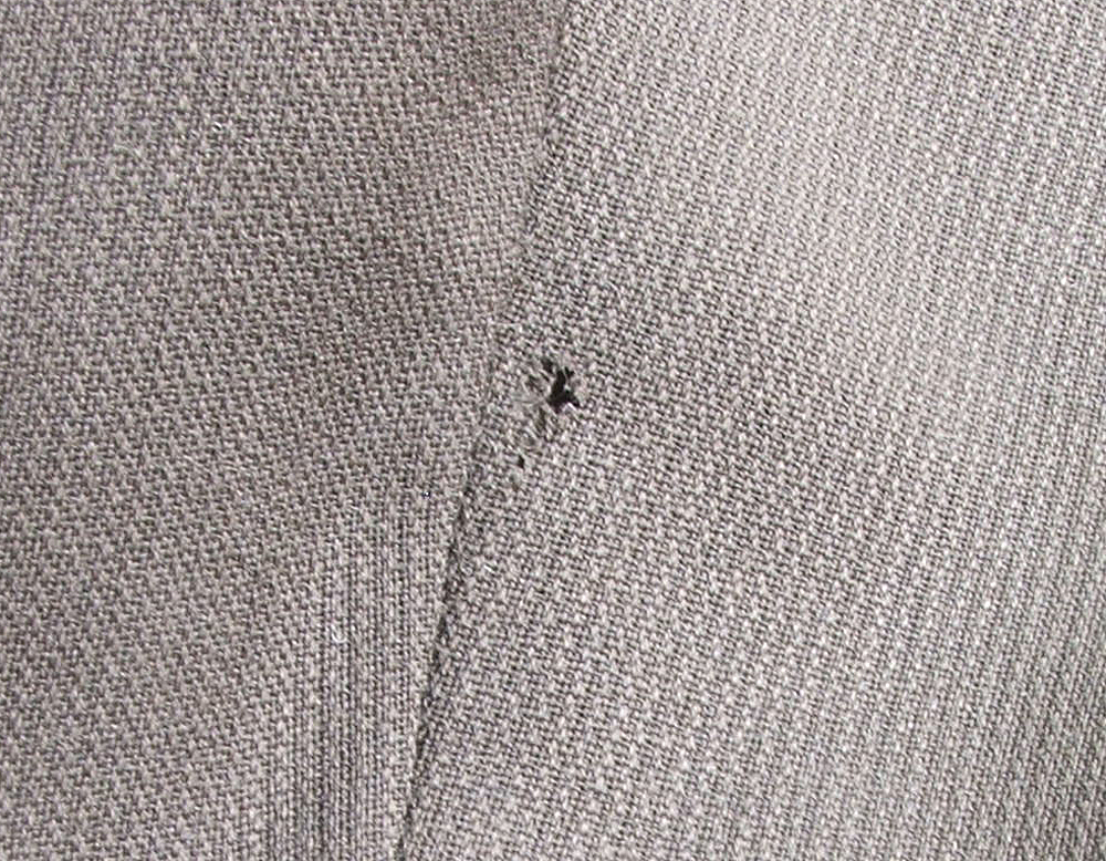 Como-se-livrar-das-traças-roupa-01 Roupa com marcas de traça