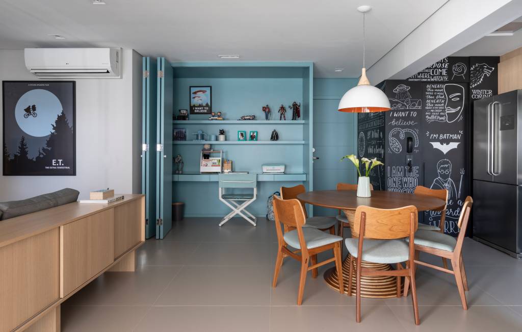 A área social integrada com cozinha, salas de jantar, estar e home office, arrematado por meio do cloffice, uma estrutura idealizada para as atividades profissionais e que, quando for do desejo do morador, pode ser prontamente camuflada com o fechamento das portas do móvel planejado