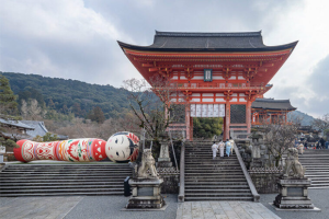 Este-templo-no-Japão-tem-uma-boneca-Kokeshi-gigante-05