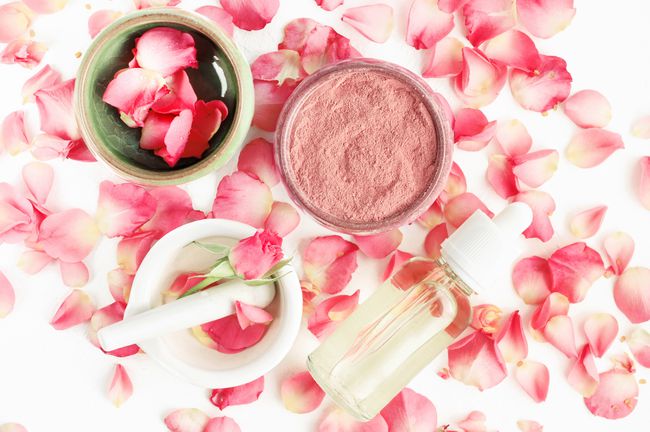 Blush natural com pétalas de rosa