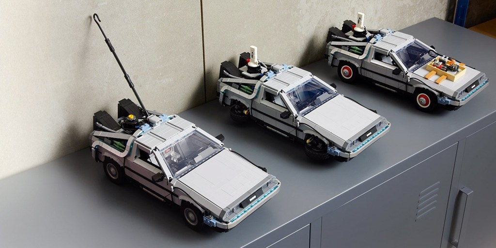 Visão em três quartos frontal superior do conjunto com as três Delorean Lego de De Volta para o Futuro.