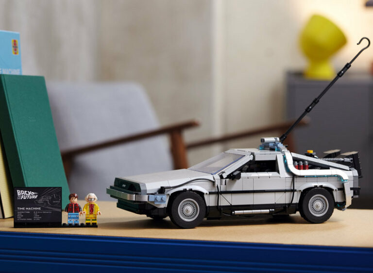 Delorean Lego de De Volta para o Futuro com figuras lego dos personagens Martin Mcfly e Dr. Brown.