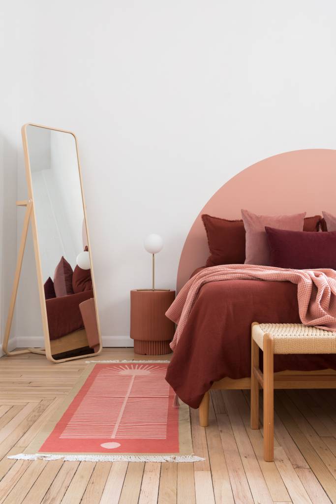 antiga-fabrica-coca-cola-transforma-em-casa-bower-bird-Atelier Cho Thompson-foto-Samara-Vise-quarto-cama-cabeceira-rosa-espelho