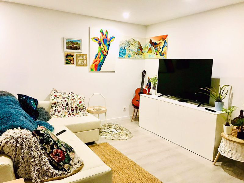 Meu cantinho: sala de estar com quadros super coloridos