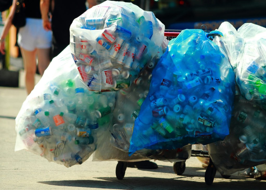 Carrinho de catador de lixo reciclado