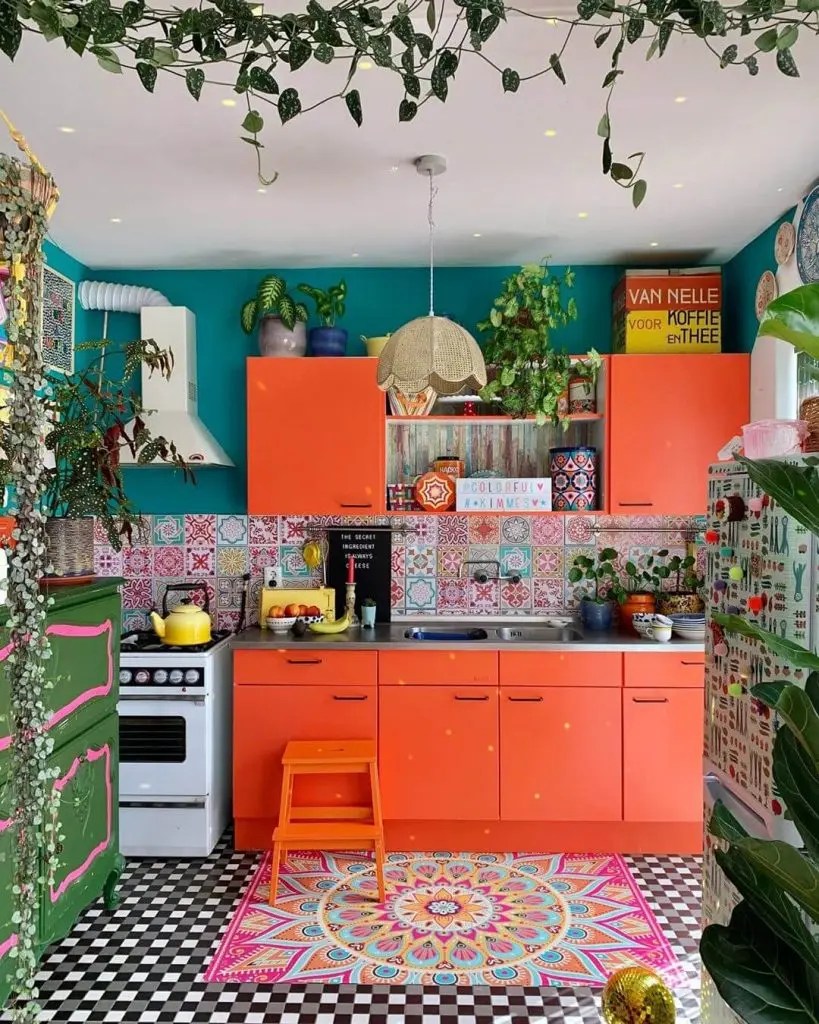 cozinha-colorida-armarios-plantas