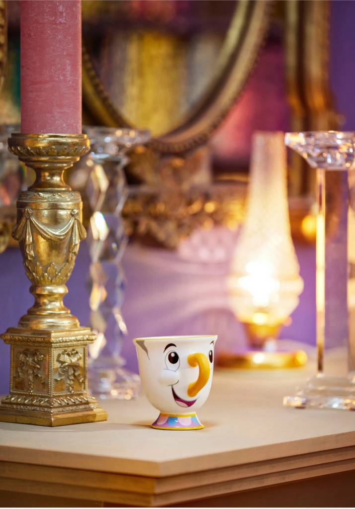 disney-lança-linha-móveis-dezeen-11 Bancada com xícara personagem de A Bela e a Fera