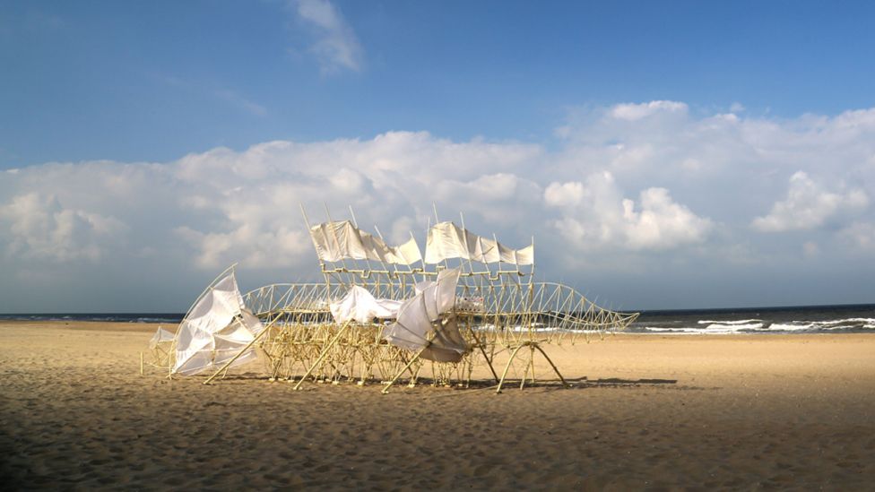 Esculturas cinéticas na praia