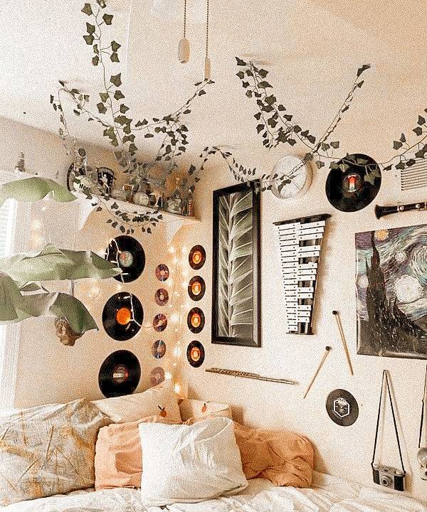 Quarto com instrumentos musicais e discos de vinil na parede