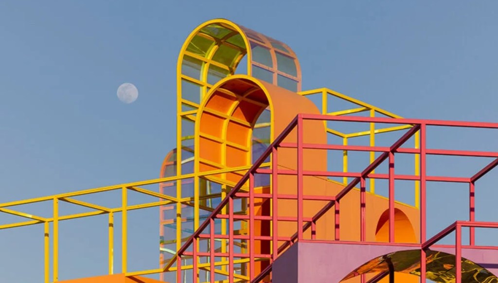 Arcos coloridos do The Playground com lua ao fundo
