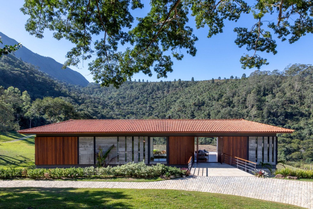 Casa em meio à serra com madeira e arquitetura contemporânea