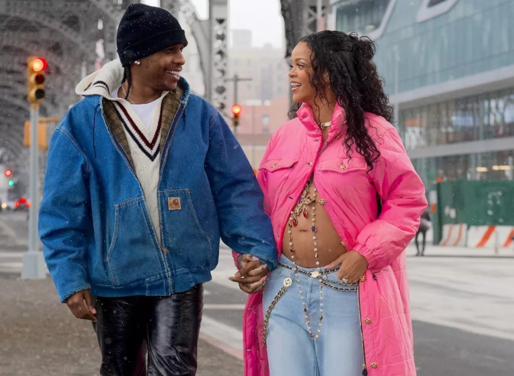 O casal Rihanna e ASAP Rocky caminhando em Nova York
