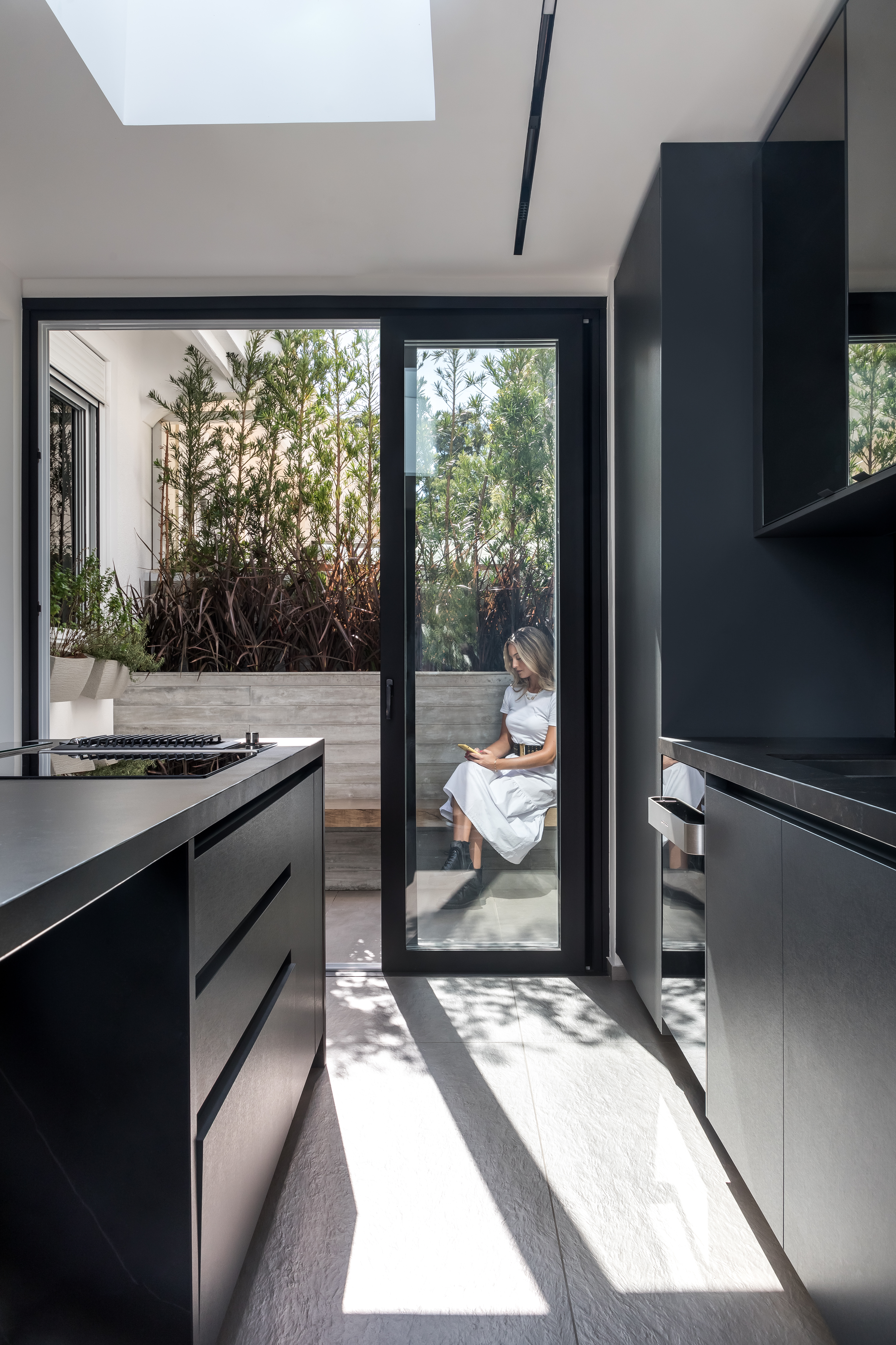 Contemporâneo e industrial formam esta casa de 220 m² em Curitiba