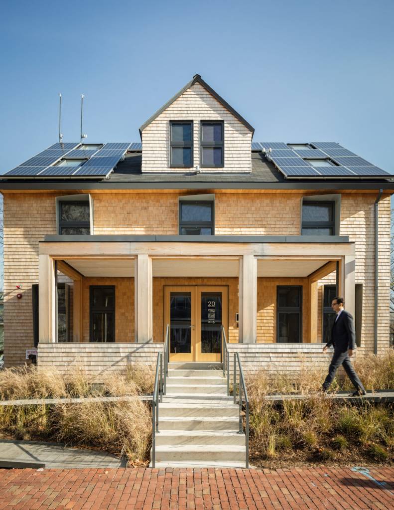 Fachada de casa com telhado coberto por placas solares.