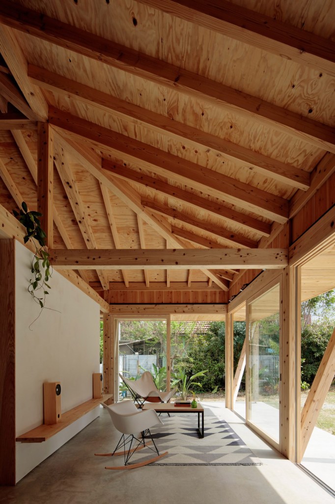Interior de casa com estrutura toda em madeira.