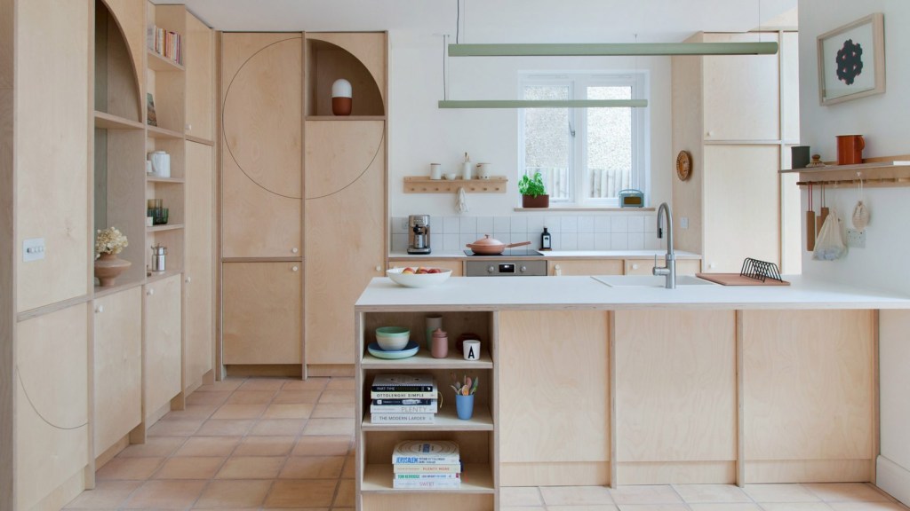 Cozinha com armários e ilha de madeira.