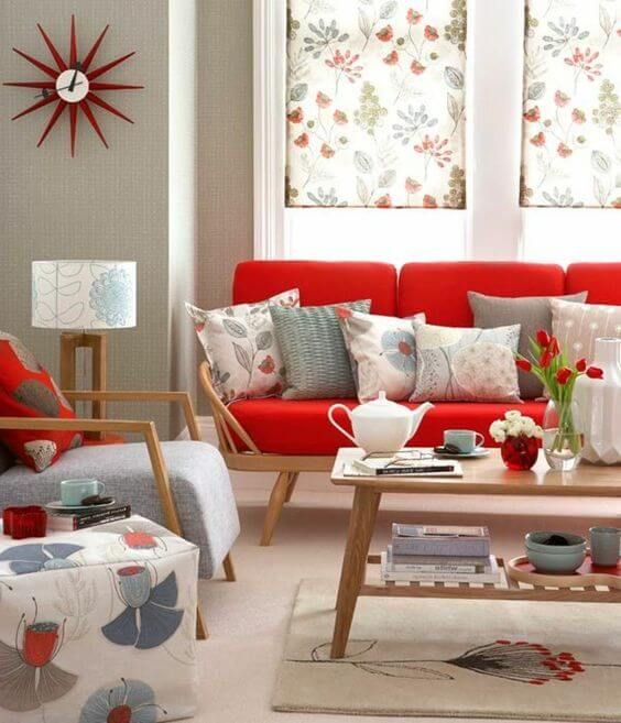 Sofá vermelho em sala de estar