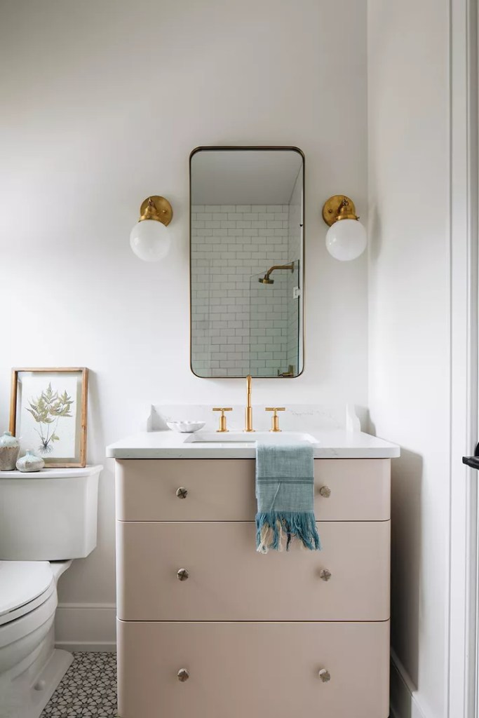 12 ideias fofas para decorar o banheiro-House of Chais-Kate Marker Interiors (2) Banheiro com armário da pia pintado de rosa clarinho.